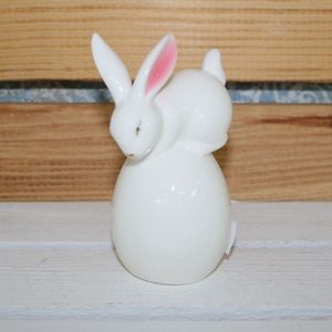 Hase auf Ei